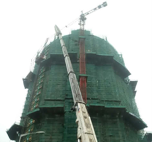 建湖吊车在工地上作业